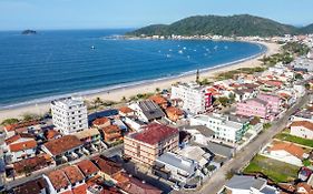Apartamento a 50m da praia da Enseada - 3 quartos